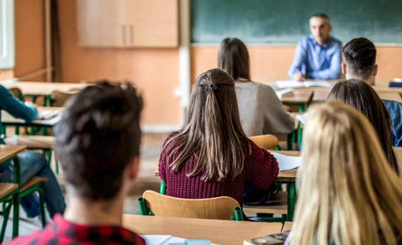 Insegnante in pensione lancia un’accusa pesante ai genitori e diventa virale